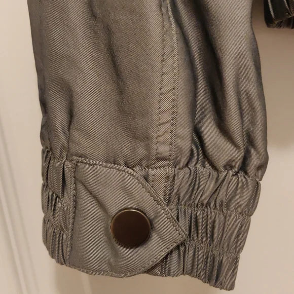 Bianca polyester jacket. Excellent condition. No lining.Size 6. - Picture 5 of 7